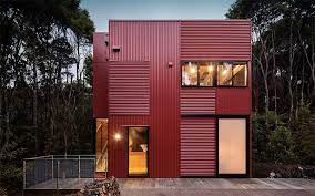 Maison Design Modulaire En Tole Ondulee Rouge Red House Red Houses New Zealand Houses