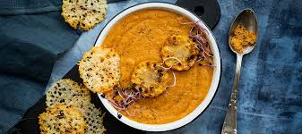 Une recette facile à faire toute l'année. Recette De Veloute De Carottes Et De Mais Chips De Parmesan Aux Graines De Pavot