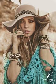Homme bien habillé, avoir de swag, look homme bohème pantalon carotte gris, casual style, tenue comment s'habiller hippie chic homme, chemise blanche, bijoux boho, look boho chic, bandeau. 1001 Idees Pour La Tenue Hippie Chic Qui Aider A Se Sentir Libre