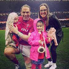 How sir tom was 'protective' over lady linda tom jones was married to his wife. Guinness Selling Toxic Alcohol With Alun Wyn Jones And His Family Drinkawaste