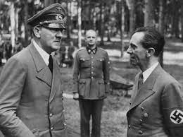 Das ändert aber wenig, denn er müsste mittlerweile fast 130 jahre alt sein und war 1945 scho. Muere Hitler La Casa De Ana Frank