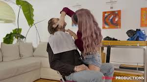 Pegas - La Coiffeuse est Tanné de sa Coupe Covid - XNXX.COM