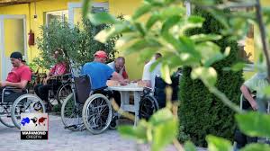 Boala poate incepe cu tulburari destul de necaracteristice: Proiectul Dumbrava Un CÄƒmin Pentru Oamenii AbandonaÈ›i Youtube