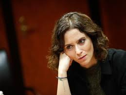 Ayuso arrasa en los comicios y sitúa al pp al borde de la mayoría absoluta en madrid. Emprendedor Hostelero Peluquero Y Enamoradisimo Asi Es El Hombre Que Mira Y Admira A Isabel Diaz Ayuso