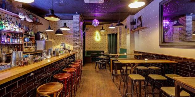 2 Rue de Paradis – Un bar de quartier hyper-chaleureux à la décoration boisée et tamisée, réputé pour ses cocktails de saison créatifs à prix doux.