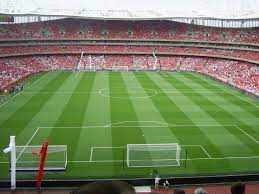 Navne som camp nou, santiago bernabéu, stamford bridge siger noget selv til folk, der kun har lidt kendskab til fodbold. Emirates Stadium Simple English Wikipedia The Free Encyclopedia