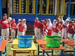 Keuntungan dan kelemahan manajemen sekolah inklusi kekurangan dari manajemen sekolah inklusif untuk dapat disebut sebagai sekolah inklusi dibutuhkan sarana dan prasarana yang dapat mengakses kebutuhan individual anak yang tidak gampang dipenuhi oleh sekolah yang telah. Lazuardi Kamila Gis Sekolah Inklusi Pra Tk Tk Sd Smp Di Solo