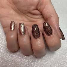 Si tienes los ojos claros y la piel oscura, procura darle unas mechas de luz a tu pelo para que vayan a juego con los ojos y te iluminen el rostro. Diseno De Unas Piel Morena Agrega Un Poco De Reflejos Para Que Den Un Brillo Mas Sutil A Tu Cabellera En Vez De Agregar Mechas Disenos De Unas Para Pies Que