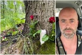 Il est chauve et arbore des tatouages, notamment aux bras. Xnpbbdldcvvf M