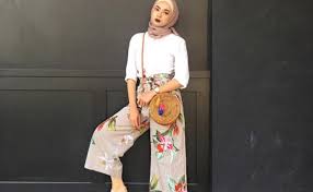 Kemeja flanel dan pattern kini bisa digunakan dalam segala situasi. 6 Inspirasi Mix And Match Kemeja Putih Keren Untuk Sehari Hari