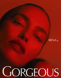 Irina Shayk para a campanha da faixa “Gorgeous” da cantora Doja Cat.