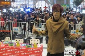 許嵩遭瘋狂女歌迷強吻拉票會人氣爆棚女歌迷被「人肉」 - STARSHK