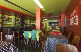 Ky esquissa un sourire, amusé par les mille contentieux qui divisaient sa famille. Un Air De Famille