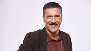 Édesapja főhadnagyként harcolt a második világháborúban, majd két és fél év szovjet hadifogság után tért haza, és a lenin kohászati művekben dolgozott. Media Klub Ime A Jofiuk Sorozat Osszes Szereploje Facebook