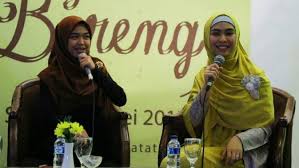 Sebagai sosok orang yang dekat dengan adik oki setiana dewi, ria ricis, hariss vriza tahu persis duka yang mendalam yang dirasakan selebgram 25 tahun itu. Ada Kejutan Baru Dari Oki Setiana Dan Ria Ricis Showbiz Liputan6 Com