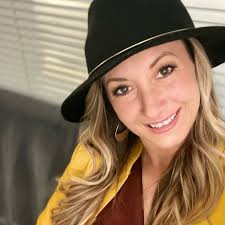 Leanne Demaio's Instagram, Twitter & Facebook