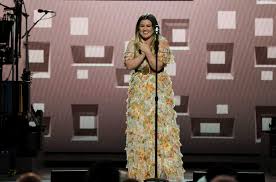 When it comes to their children river, 7, and. Garth Brooks Reacts To Kelly Clarkson S The Dance Cover Watch Billboard