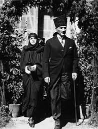 Mustafa kemal atatürk, türk devlet adamı, mareşal, türkiye cumhuriyeti'nin kurucusu ve ilk cumhurbaşkanıdır. Mustafa Kemal Ataturk Wikipedia