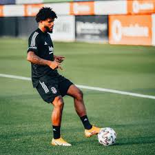 Beşiktaş ile yeniden anlaşmaya varan valentin rosier, i̇stanbul'a geldi. Besiktas Yeni Transferimiz Valentin Rosier Takimimizla Facebook