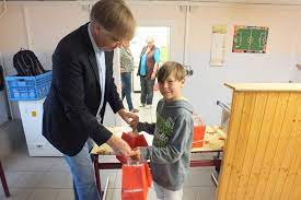Angebote für kinder und jugendliche. Dietmar Bartsch Und Jacqueline Bernhardt Verteilen Fruhstuckstuten Die Linke Landesverband Mecklenburg Vorpommern