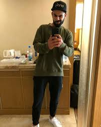 Wearing My One8 Gear For Travel Style Plus Comfort Beats Everything Else Are You A Part Of My One8crew Virat Kohli Wallpapers Virat Kohli Virat And Anushka