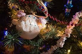 It makes the popcorn less brittle and fragile so it won't break off in your hands as you're trying to string it on. Christmas Decoration Tree Lace Dried Roses Popcorn String Beaded String Holiday Xmas Advent Celebration Pikist