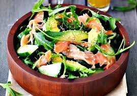 Mixul de salata verde, rosiile cherry, branza taiata cunulete, somonul desfacut fasii, surimi taiat. Salata De Rucola Cu Somon Afumat Si Avocado Jurnal De ReÅ£ete