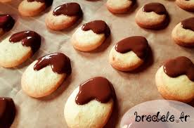 La Recette De Biscuits De Paques Recouverts De Chocolat Au Lait Recette Paques Au Biscuits Chocolat De La Lait Paques Recette Recouverts