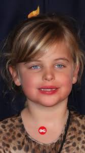 Stessi occhi di papà ❤️ , Bradley Cooper con sua figlia Lea De Seine, sul  red carpet di Maestro, il film @netflix sul direttore d’orchestra Leonard  Bernstein, di cui lui è regista e protagonista, ...