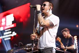 Dit zou een relatie hebben met zanger en schrijver chester bennington, die in het verleden worstelde met een verslaving aan deze drug. Suizid Linkin Park Leadsanger Chester Bennington Ist Tot Promiflash De