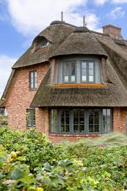 Ferienhaus Sturmhues In Wenningstedt Sylt Reetdachhaus Ferienhaus Sylt Reetdachhaus Fassadengestaltung