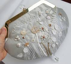 Hochzeit Handtasche Hand Stickerei Fur Braut Geldbeutel Handtasche Blumen Bestickten Vintage Handarbeiten Rahmen Tasche Susswasser Zuchtperlen In 2020 Wedding Clutch Hand Embroidered Flowers Embroidery Bags