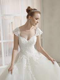 Die braut als prinzessin mit voluminösen röcken, feinster spitze, filigranen perlenstickereien und imposanten schleppen. Pin Von Braut Lounge Wiesbaden Auf Sposa Group 2019 Miss Kelly Kelly Supreme Divina Sposa Just For You Kleid Hochzeit Brautmode Hochzeitskleid Spitze