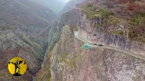 Yol oldukça bozuk, altı alçak terasın 100 mt ilerisinde cam teras restaurant var. Hatila Vadisi Cam Teras Turkiyenin En Yuksek Cam Terasi 230 Metre Mavicmini Artvin Youtube