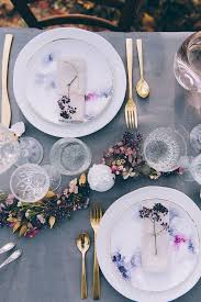 Superbe Table De Mariage Aux Couleurs De Baies Vaisselle A L Aquarelle Tendances De Mariage Yemek Takimi Yemek Masasi Yemek Takimlari