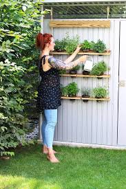Peeking terra cotta vertical garden 32. Diy Vertical Garden Hangeregale Fur Den Garten Ganz Einfach Selber Bauen Gartengeheimnisse Vertikaler Garten Diy Einfache Gartengestaltung Vertikaler Garten