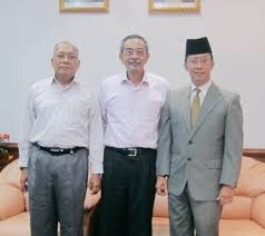 Officially, there are two occasions. Shaharudinali Ø¹Ù„Ù‰ ØªÙˆÙŠØªØ± Saya Kanan Bersama Penyimpan Mohor Besar Raja Raja Tan Sri Syed Danial Syed Ahmad Tengah Dan Timbalannya Ketika Itu Https T Co Npp3b2obvz
