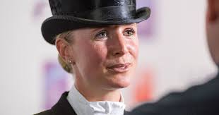 Diesen erfolg konnte sie ein jahr später wiederholen, zudem gewann sie mit einem ergebnis von 93,025 % auch den meistertitel in der grand prix kür. Jessica Von Bredow Werndl Ein Bade Unfall Veranderte Mein Leben Bunte De