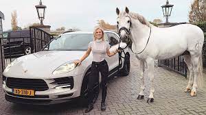 Britt dekker is a member of tv show host Britt Dekker Reageert Op Peperdure Porsche Van Ruim 100 000 Euro