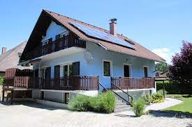 Vorraum, duschbad mit wc und waschmaschinenanschluss, wohnraum mit kochnische und ein schlafraum. 450m2 Gartentraum