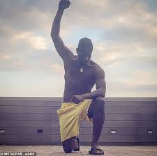 See more of the balotelli pose on facebook. Balotelli Fuhrt Die Black Power Pose Wie Er Unterstutzt Schwarz Lebt Materie Aktuelle Boulevard Nachrichten Und Fotogalerien Zu Stars Sternchen