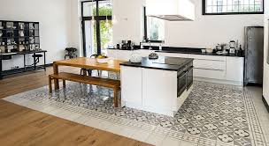 Couleurs Joyeuses Dessins Vintages Ou Tres Actuels L Effet Carreau De Ciment A Le Vent En P Decoration Interieure Cuisine Interieur De Cuisine Meuble Cuisine