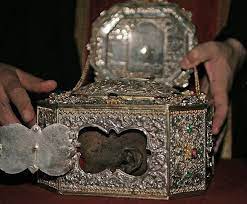 Teatrul (despre participarea la spectacolele de teatru păgâne şi orgiastice) „de aceea (diavolul — n.n.)… Urechea Neputrezita A Sfantului Ioan Gura De Aur Crestinortodox Ro