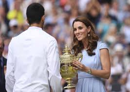 Den pokal mit gravur zieren die worte „the all england lawn tennis club single handed champion of the world, sowie die namen der sieger. Benedict Cumberbatch Jeff Bezos Und Co Die Promis Beim Wimbledon Finale 2019