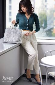 グリーンを主役にしたシンプルな着こなしが 通勤コーデに旬を呼び込む 9月27日 bo te ボーテ パンツ ファッション オフィスファッション レディース ファッションアイデア