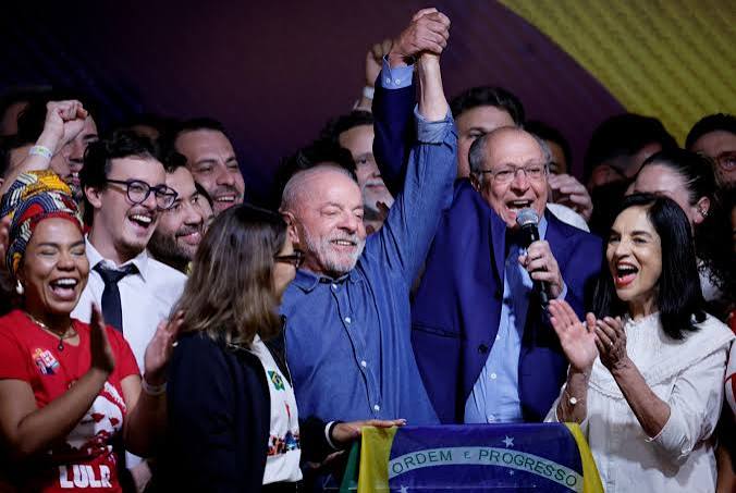 Brazil election: President Lula da Silva beats Flavio Bolsonaro - BBC Newsround