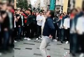 Ümit Özdağın paylaştığı Taksimde çekilen bir video sosyal medyada gündem  oldu: “Afgan bir erkek dans ediyor” - Güncel Haberler