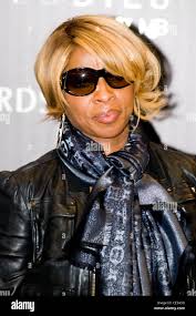 Mary J. Blige promotes her new line of sunglasses, Melodies by MJB, at  Nordstrom Chicago, Illinois - 18.10.10 Stock Photo - Alamy