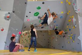 Die boulderhalle in münchen für groß und klein! Boulderkombinat Klettern Fur Alle