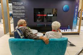 Sperma auf omi's muschi ein junger mann und die rasierte oma treffen sich privat zu hause bei der alten dame. Oma Und Opa Auf Der Couch Altes Parchen Sitzt Beim Messebesuch Auf Dem Sofa Vor Einem 75 8k Mini Led Fernseher Von Konka Creative Commons Bilder